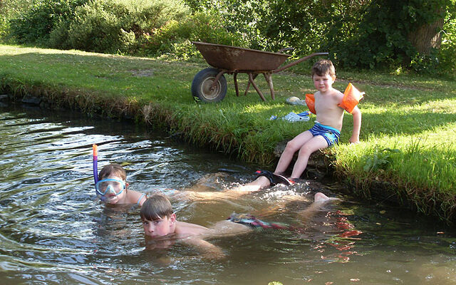 Badesee mit Kindern im Bayerischen Wald